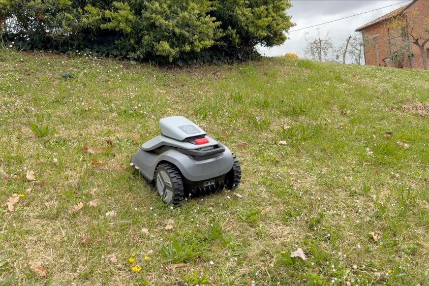 Mähroboter mit Zweiradantrieb werden im Steigungstest gezeigt